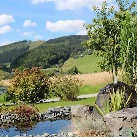 Modern In Schwalefeld With Garden דירה